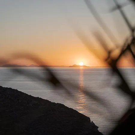 Dazzling Kythnos | Elixir | 3 Bedrooms | Located On Top Of Kastella Beach | Shared Infinity Pool | Panoramic Vistas Of Aegan Sea | Stimata Vila Mérichas